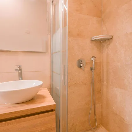 Apartment Domus Lucia 1 *