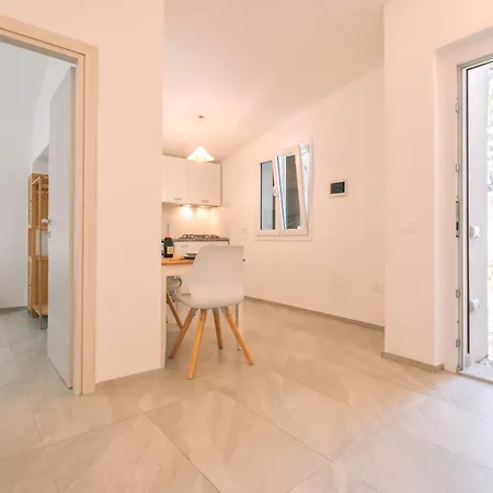 Domus Lucia Apartment *